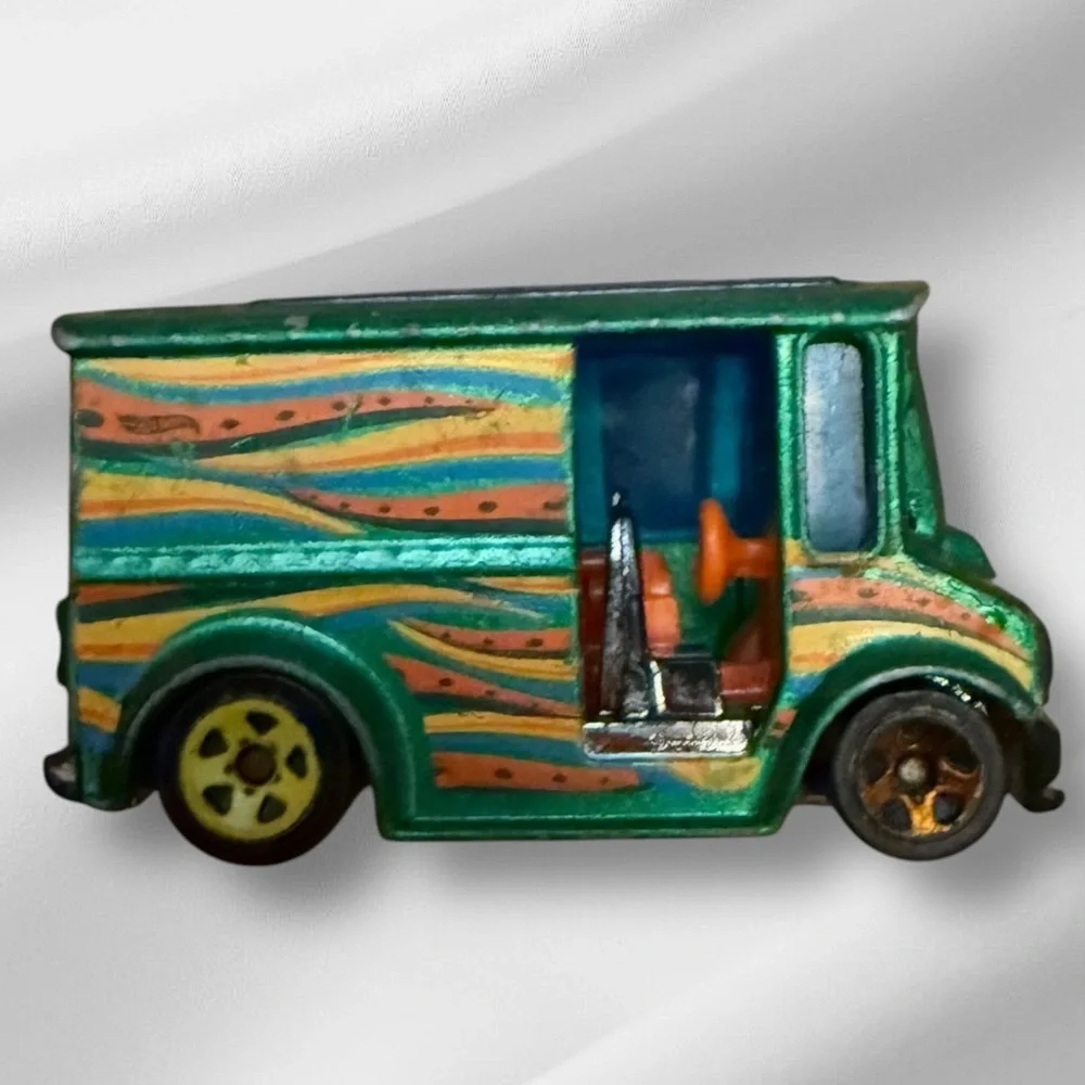 Mattel‎ R0929 Hot Wheels Bread Box Bread Truck
